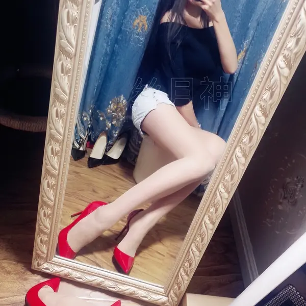 丝月神-牛仔短裤肉丝侧空红高跟 - 丝月神